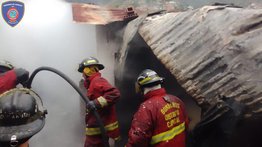 SE QUEMAN DOS CASAS: Reportan incendio en La Vega