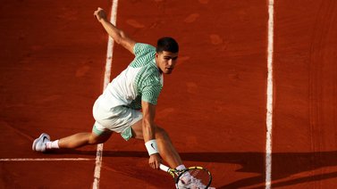 Carlos Alcaraz no pasa problemas y avanza en Roland Garros