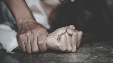 ¡Aberrante! Padre abusaba de su hija con discapacidad: Tenía un cómplice