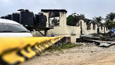 Acusan de 19 cargos de asesinato a culpable de incendio en una escuela: Todo fue por un teléfono
