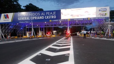 Vehículo choca contra las instalaciones de un peaje (+Video)