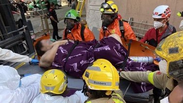 Rompen pared para sacar a hombre de más de 200 kilos de su casa