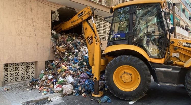 Rompen pared para sacar a hombre de más de 200 kilos de su casa Rompen pared para sacar a hombre de más de 200 kilos de su casa