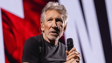 Roger Waters causa "indignación" por polémico atuendo en concierto (+Video)