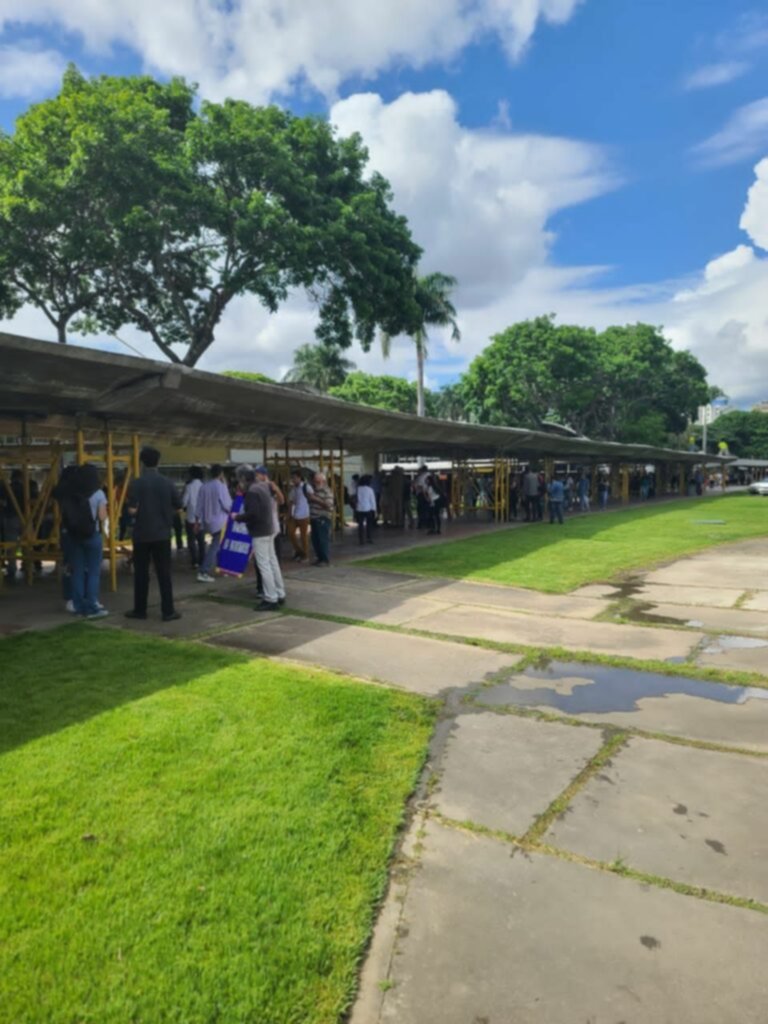 AHORA|Reportan retrasos durante jornada electoral en la UCV (+Fotos) AHORA|Reportan retrasos durante jornada electoral en la UCV (+Fotos)