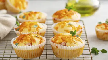 Prepara cazuelitas de jamón y queso pare el desayuno Prepara cazuelitas de jamón y queso pare el desayuno