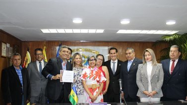 En sesión solemne reconocen labor de 15 cronistas en Baruta