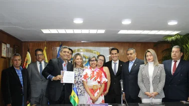 En sesión solemne reconocen labor de 15 cronistas en Baruta