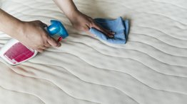 Cómo eliminar los malos olores del colchón
