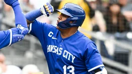 MLB: Salvador Pérez conecta jonrón e iguala a este venezolano