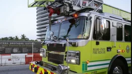 ¡Adrenalina pura! Hombre roba camión de bomberos y desata peligrosa persecución