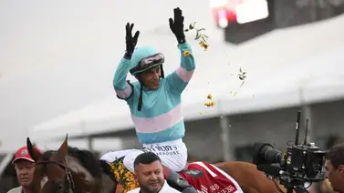 John Velázquez de estreno en el círculo de ganadores del Preakness Stakes John Velázquez de estreno en el círculo de ganadores del Preakness Stakes