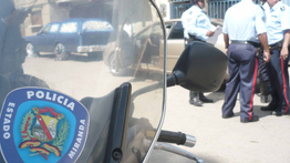 Dos policías heridos al manipular escopeta en Petare