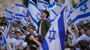Judíos celebran "Marcha de las banderas con consignas racistas en Jerusalén