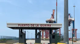 Bomberos de La Guaira sofocan incendio en contenedores (+Video)