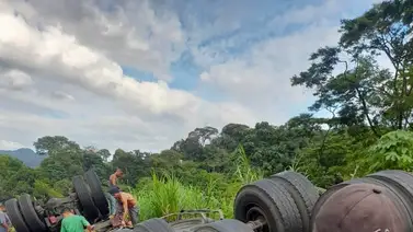 AHORA| Reportan volcamiento de una gandola cargada de cervezas (+Fotos) AHORA| Reportan volcamiento de una gandola cargada de cervezas (+Fotos)