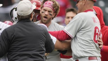 ¡Se armó la tangana! Bryce Harper desató su furia y no fue con su bate