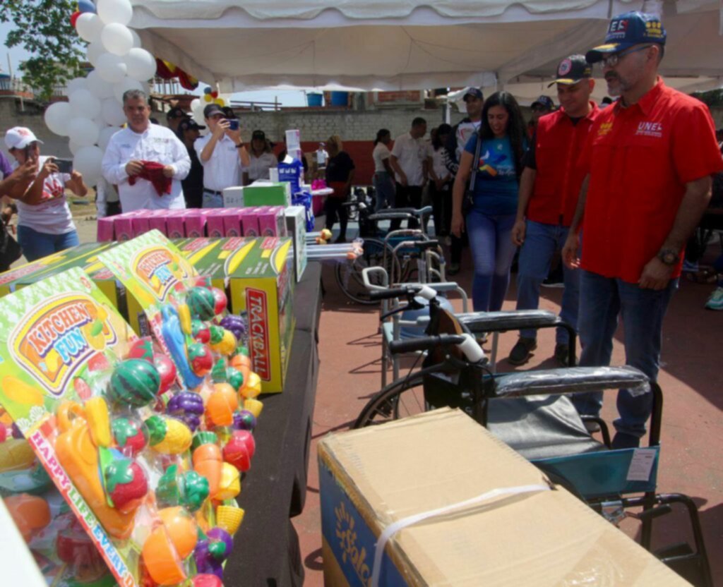 Realizan jornada social integral a estudiantes y familiares de la UNES