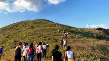 Tradición de escalar el cerro La Cruz Tradición de escalar el cerro La Cruz