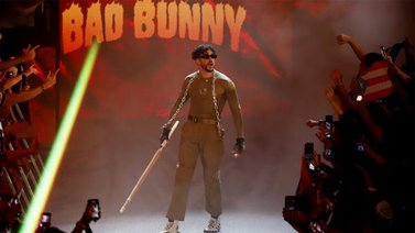 Bad Bunny sale victorioso tras pelea histórica de la WWE (+Fotos)
