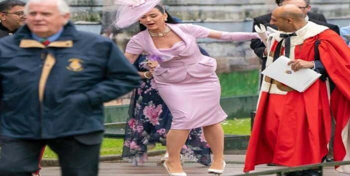 Katy Perry en serios aprietos durante la coronación de Carlos III Katy Perry en serios aprietos durante la coronación de Carlos III