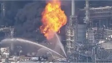¡En llamas! Se registra gran incendio tras explosión en la refinería petrolera Pemex ¡En llamas! Se registra gran incendio tras explosión en la refinería petrolera Pemex
