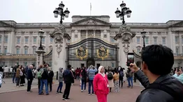 Palacio de Buckingham: Espectadores llegan para ver la coronación (+Video)