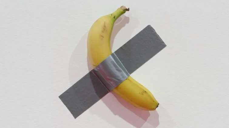 Hombre se come una obra de arte valuada en más de 100 mil dólares Hombre se come una obra de arte valuada en más de 100 mil dólares