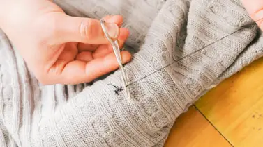 ¿Agujeros en la ropa? Aprende a repararlos ¿Agujeros en la ropa? Aprende a repararlos