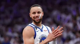Stephen Curry guía a los Warriors en los playoffs de la NBA