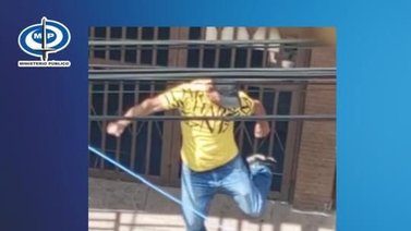 Buscan a este hombre por agredir brutalmente a un anciano en situación de calle