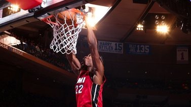 NBA: Butler sobrevive a una lesión de tobillo para guiar al Heat en Nueva York