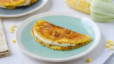 Cachapa de jojoto con queso de mano Cachapa de jojoto con queso de mano