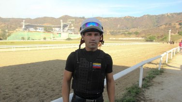 José Rivero busca consolidarse en el hipódromo de la Rinconada