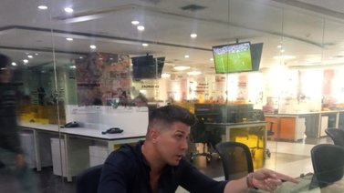 Lion Lázaro lo da todo para reflotar la salsa