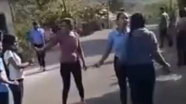 Padres alentaron a su hija a pelear con una compañera de clases (+Video) Padres alentaron a su hija a pelear con una compañera de clases (+Video)