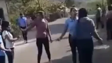 Padres alentaron a su hija a pelear con una compañera de clases (+Video)