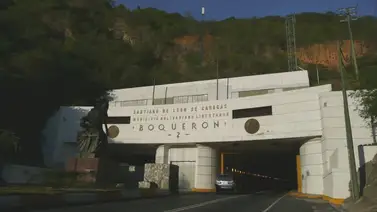 Reportan volcamiento de una gandola en autopista Caracas-La Guaira Reportan volcamiento de una gandola en autopista Caracas-La Guaira