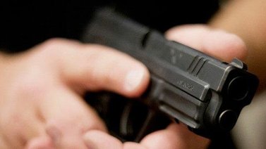 Funcionaria amenazó con un arma a supuesta amante de su pareja (+Video)