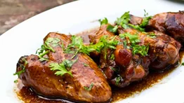 Alitas de pollo en salsa de vino tinto