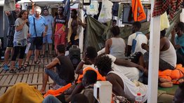 Salvan a bebé de ocho meses en Lampedusa: Tenía hipotermia