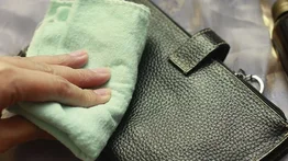¿Cómo se debe limpiar la cartera de piel?
