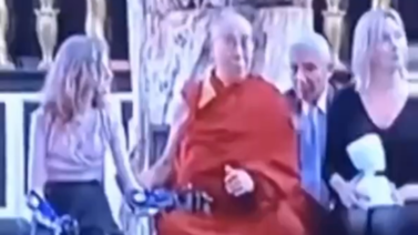El Dalái Lama vuelve a ser tendencia por tocar a una niña de forma inapropiada