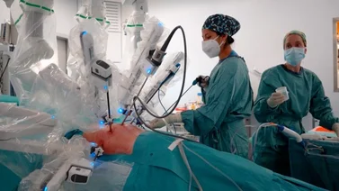 Hospital en España realiza el primer trasplante pulmonar con un robot