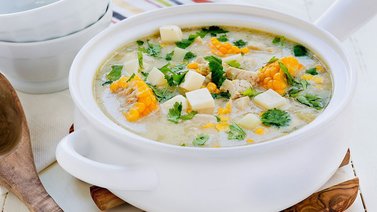 Sopa de pollo estilo chupe peruano