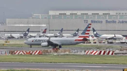 Pánico en Ciudad de México: Dos aviones impactaron al rodar en la pista