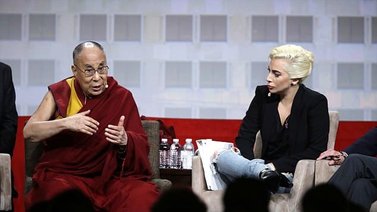 Desempolvan video del Dalái Lama y Lady Gaga: Esto pasó