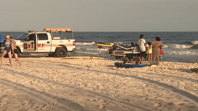 Adolescente muere por salvar a cuatro niños en una playa de Atlanta Adolescente muere por salvar a cuatro niños en una playa de Atlanta