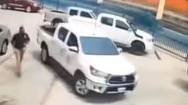 Mujeres chocan una camioneta y huyen, el afectado salió ileso pero esto le sucedió