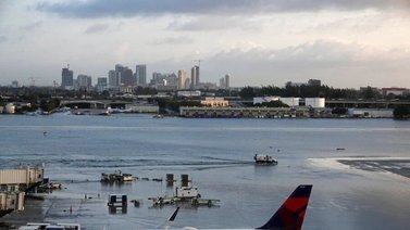 Cancelan los vuelos en Florida por peligroso temporal e inundaciones